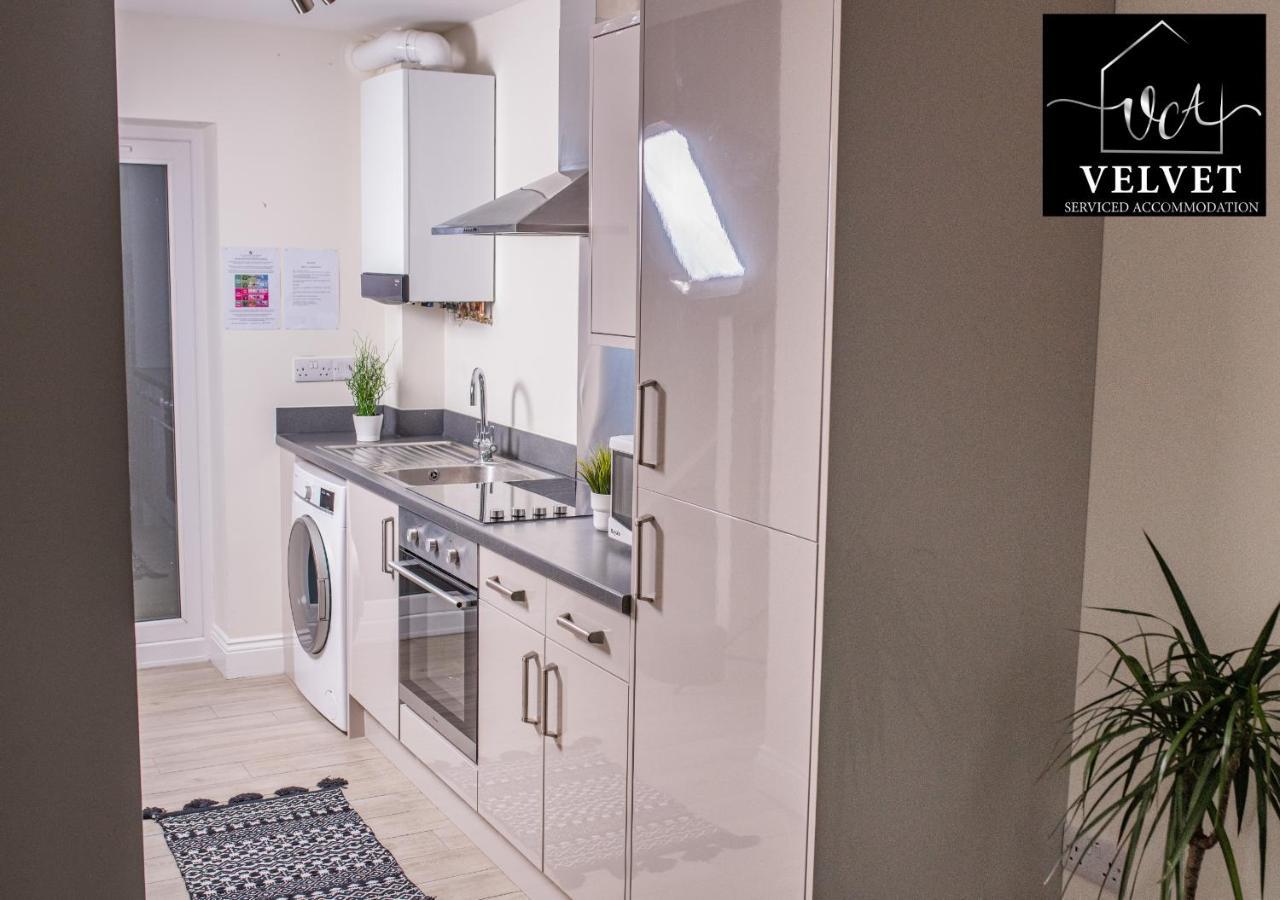 1 Bed House At Velvet Serviced Accommodation Swansea With Free Parking & Wifi - Sa1 Bagian luar foto