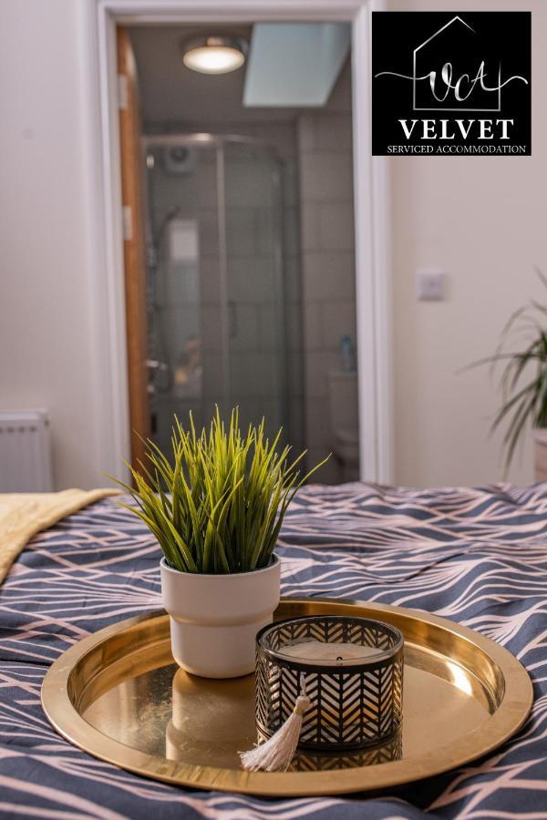 1 Bed House At Velvet Serviced Accommodation Swansea With Free Parking & Wifi - Sa1 Bagian luar foto